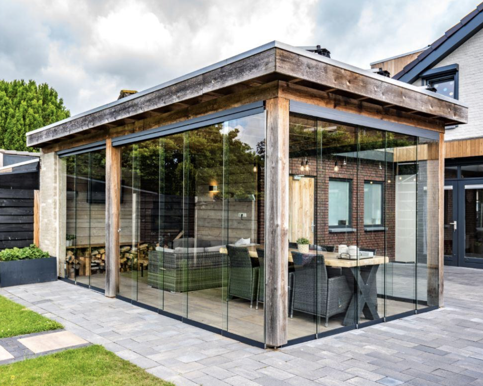 Terrassenüberdachung mit Glasschiebewänden